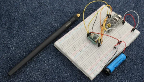 Modul STM32F103 Bluepill propojený s LoRa modulem RFM95 na nepájivém poli