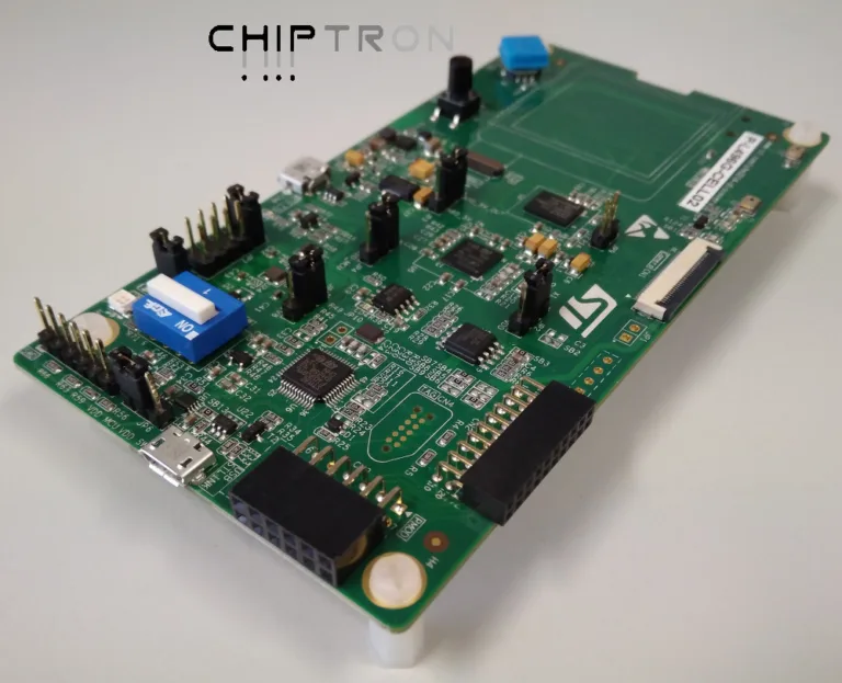 Vývojová deska STM32 P-L496G-CELL02 s konektory a součástkami