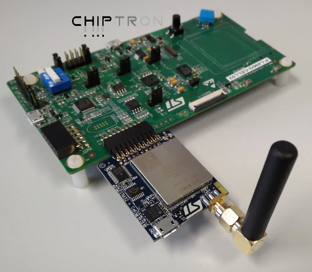 Vývojová deska STM32 P-L496G-CELL02 s LTE modulem a připojenou anténou