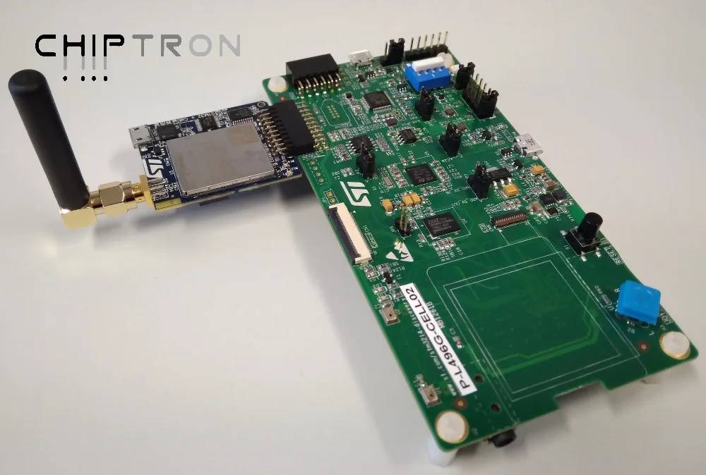 Vývojová deska STM32 P-L496G-CELL02 s LTE modulem a připojenou anténou