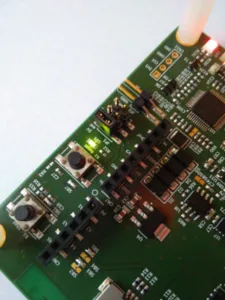 Detail desky STM32F7 Discovery s tlačítky, LED a mikrokontrolérem
