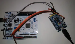 Vývojová deska STM32F030 propojená vodiči s programátorem a USB kabelem