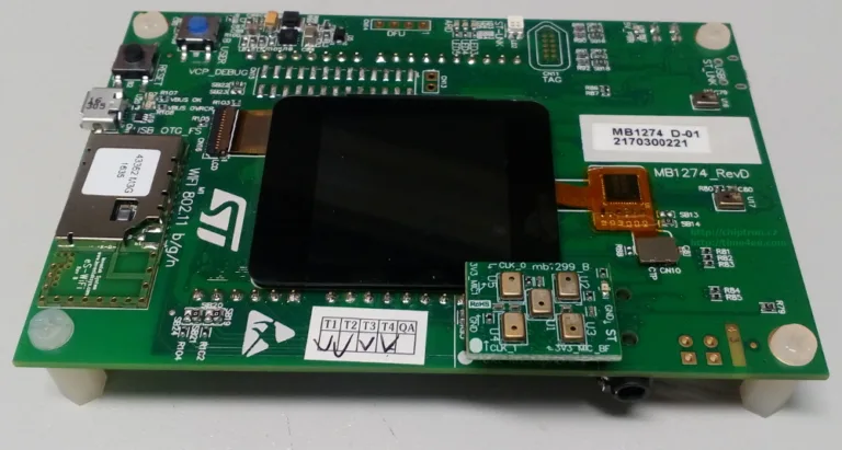 Vývojová deska STM32F413 Discovery s displejem a konektory