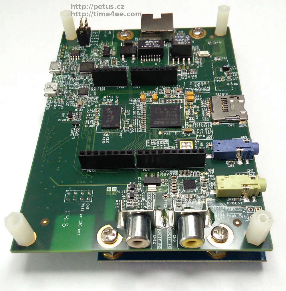 Vývojová deska STM32F7-Discovery s konektory a osazenými čipy