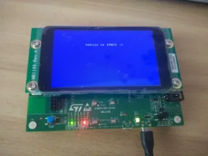 Vývojový kit STM32F769 Discovery s rozsvíceným displejem a připojeným USB kabelem