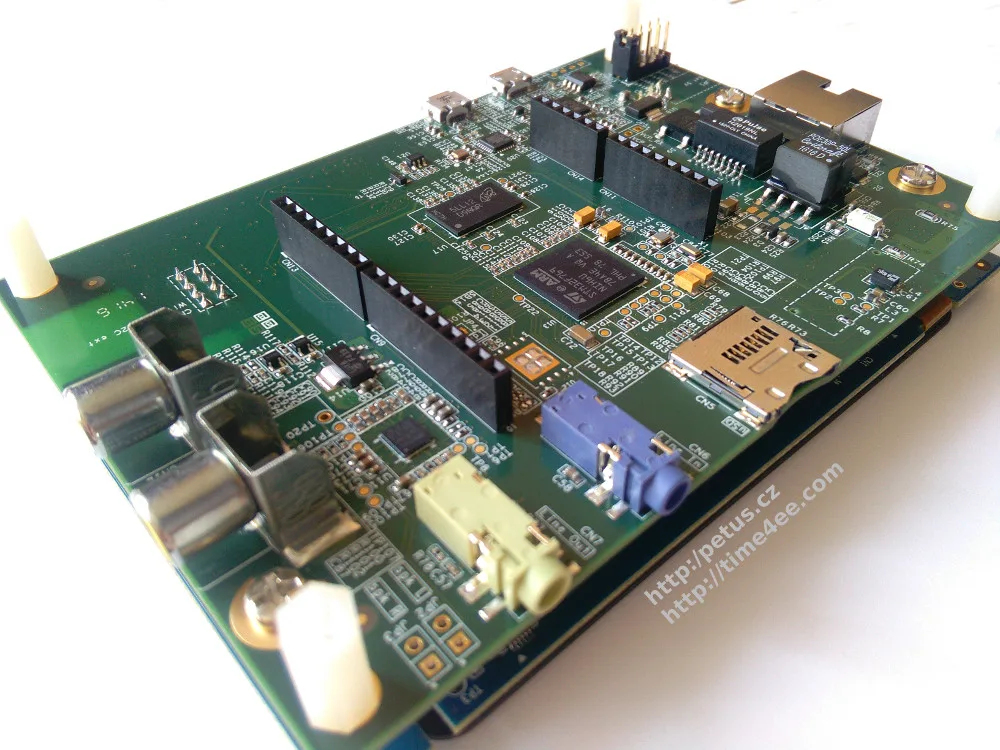 Zelená vývojová deska STM32F769I-Discovery s konektory a displejem