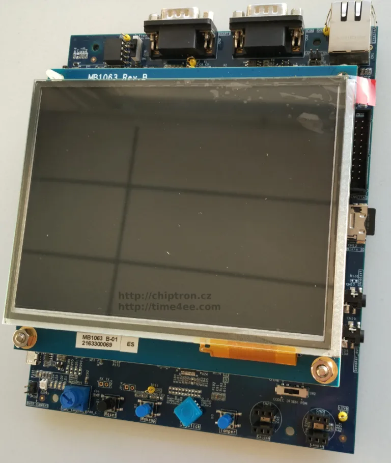 Evaluační deska STM32H7 s velkým displejem a řadou konektorů