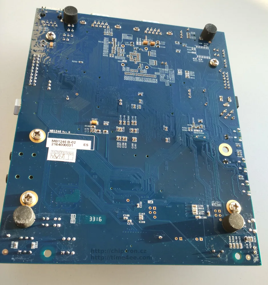 Spodní vrstva vývojové desky STM32H7 s plošnými spoji a součástkami