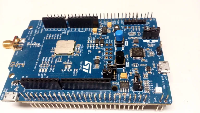 Modrá vývojová deska STM32L072 Discovery s LoRa modulem a konektory
