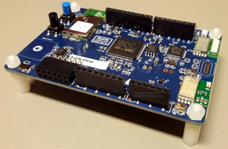 Vývojová deska STM32L4 IoT B-L475E-IOT01A s konektory a senzory