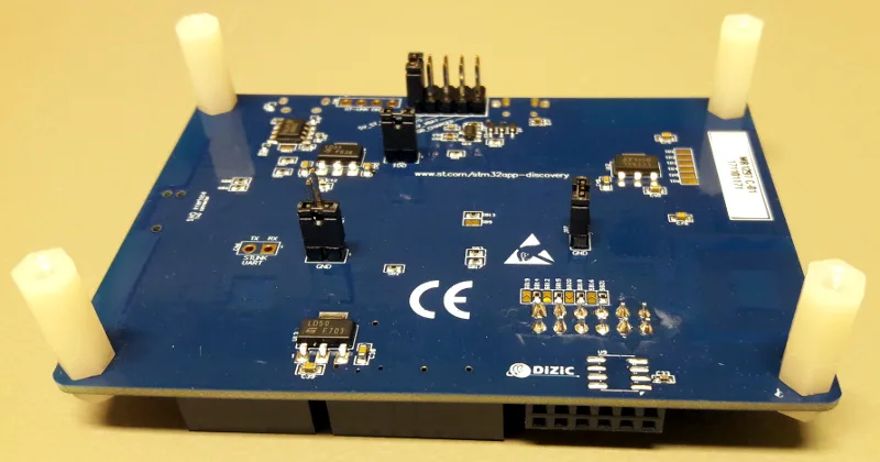 Modrá vývojová deska STM32L4 IoT B-L475E-IOT01A se senzory a konektory