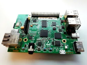 Zelená vývojová deska s mikroprocesorem řady STM32MP1