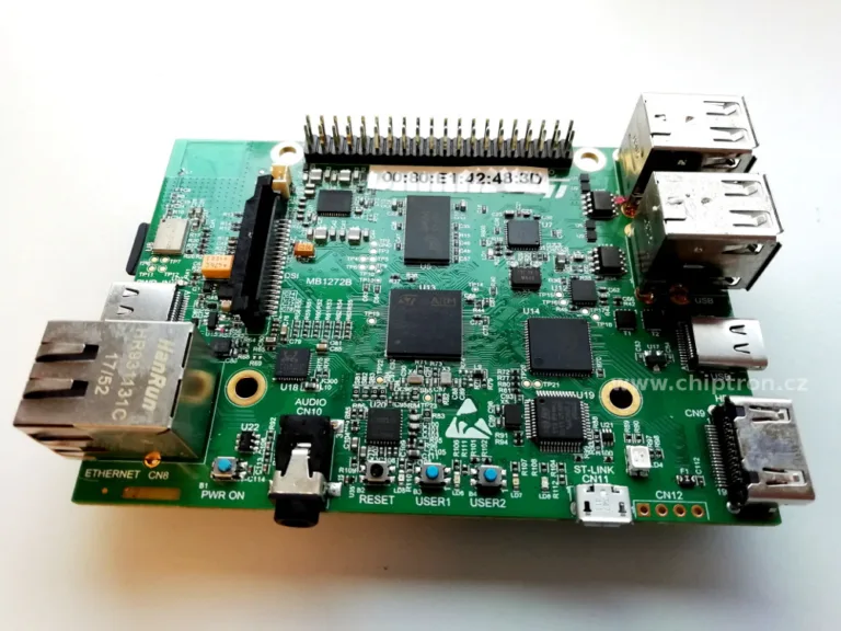 Zelená vývojová deska s mikroprocesorem řady STM32MP1