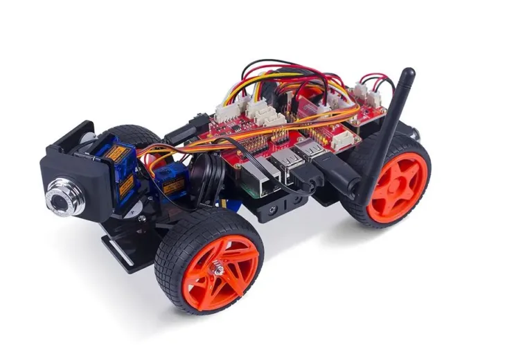 Čtyřkolový robot PiCar-V s Raspberry Pi, kamerou, obvodovou deskou a oranžovými koly