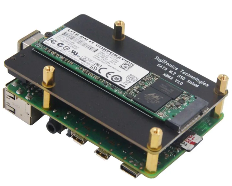 Deska Suptronics X862 s připojeným M.2 SATA SSD nad Raspberry Pi 4B