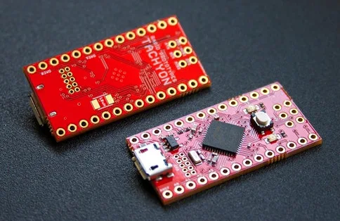 Přední a zadní strana vývojové desky Tachyon s mikrokontrolérem