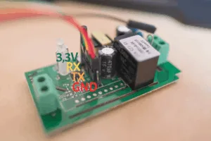 Deska Wi-Fi spínače Sonoff s vyznačenými piny 3,3 V, RX, TX a GND