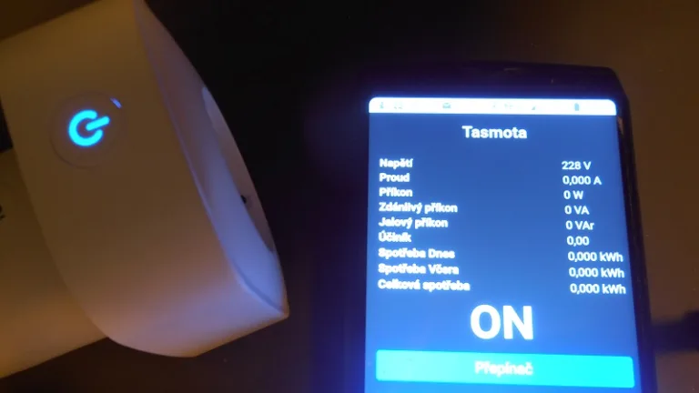 Professor Smart 10A zobrazená vedle obrazovky s ovládáním Tasmota
