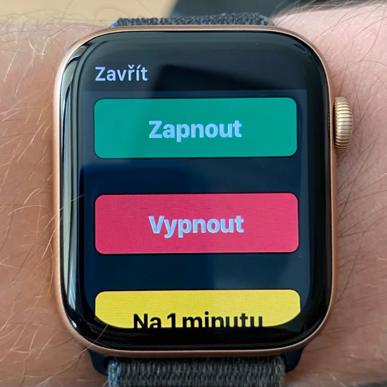 Rozhraní chytrých hodinek s tlačítky pro zapnutí a vypnutí zásuvky