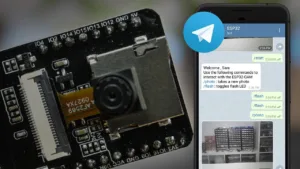 Modul ESP32-CAM vedle telegramového chatu s ovládáním kamery