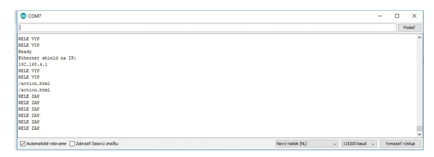 Sériový monitor Arduino zobrazuje výpis teplotního termostatu a stavů relé