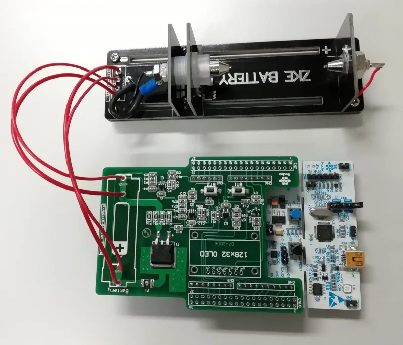 Měřicí adaptér pro testování AA baterií s vyjíjecí elektronikou a připojovacími vodiči