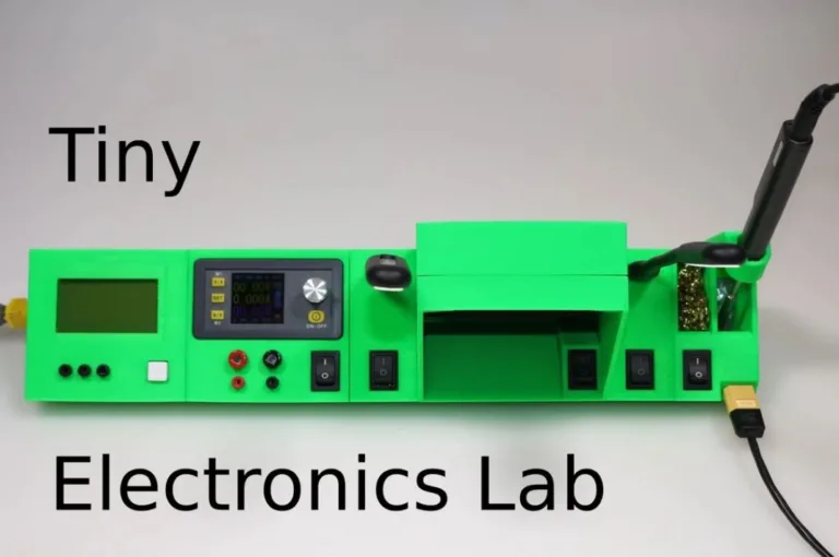 Zelený 3D model pracovního stolu Tiny Electronics Lab s páječkou a přístroji