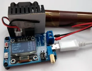 Elektronická zátěž TinyLoad s ATtiny85, displejem a připojenými vodiči