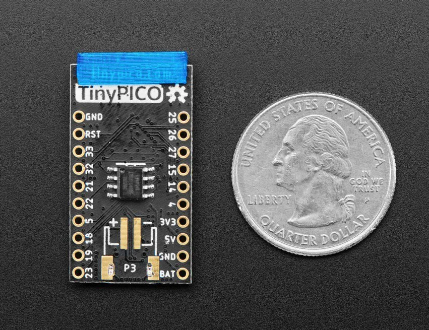 Vývojová deska TinyPICO s ESP32 vedle americké čtvrtdolarové mince