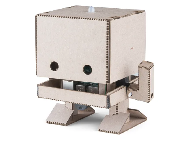 Kartonový robot TJBot s obdélníkovou hlavou, očima a kloubovými pažemi