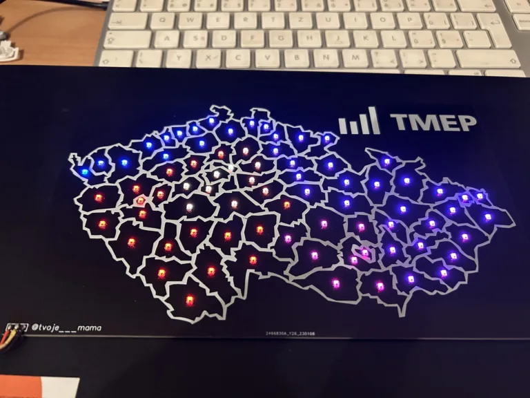 Model mapy České republiky s okresy osvětlenými jednotlivými barevnými RGB LED