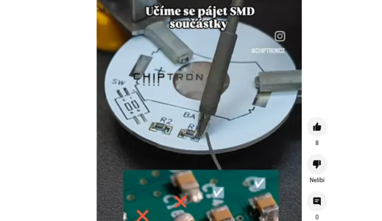 Pájecí pero dotýká SMD součástky na kruhové lupě, pod ní je destička plošného spoje