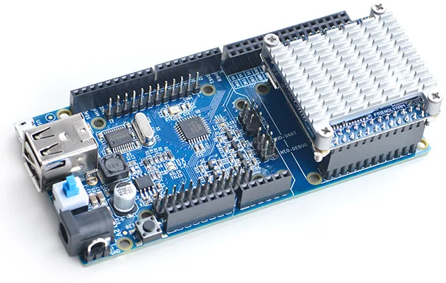 Modrá deska Uno Dock s konektory pro NanoPi a přídavným chladičem