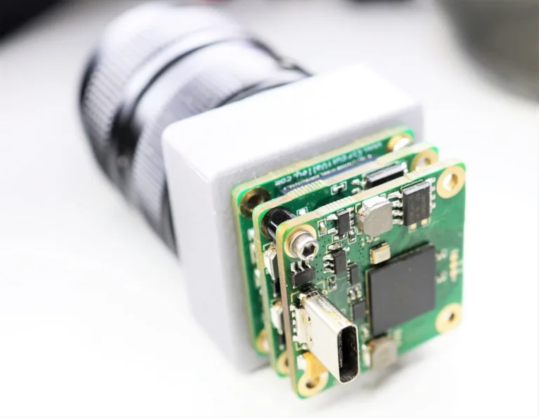 Tři zelené desky plošných spojů s elektronikou pro kameru FPGA a USB 3.0