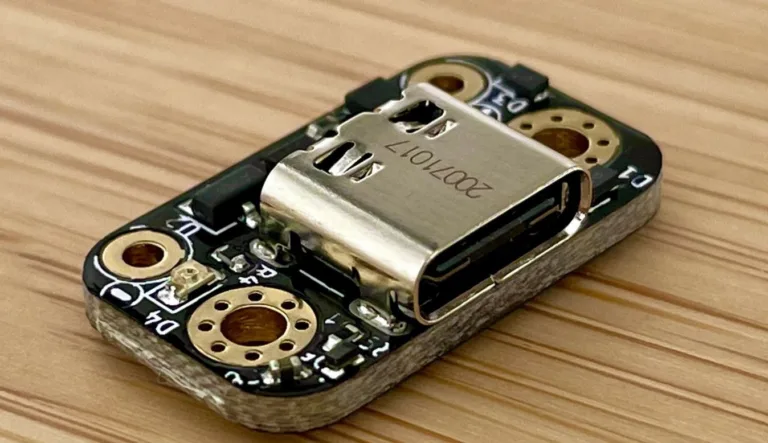 USB-C PD trigger modul s konektorem USB-C a montážními otvory