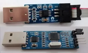 Dvě varianty USB programátoru na modrých deskách plošných spojů