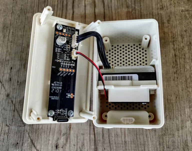 Rozebraný senzor kvality vzduchu Ikea Vindriktning s odkrytou elektronikou