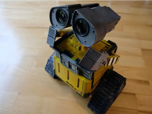 Žlutošedý 3D tištěný robot WALL-E s pásovým podvozkem