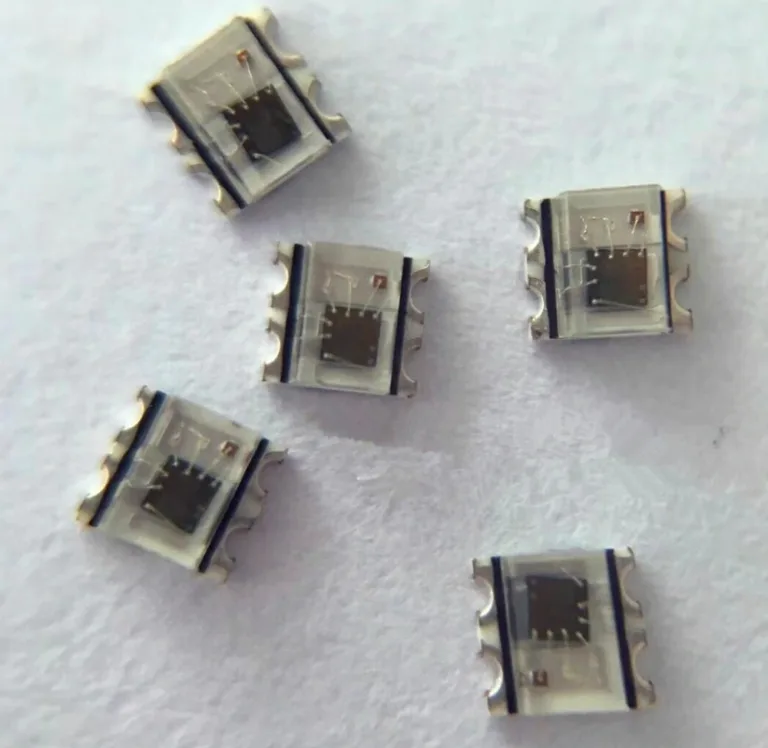 Pět miniaturních adresovatelných RGB LED v pouzdrech o velikosti 2 × 2 mm
