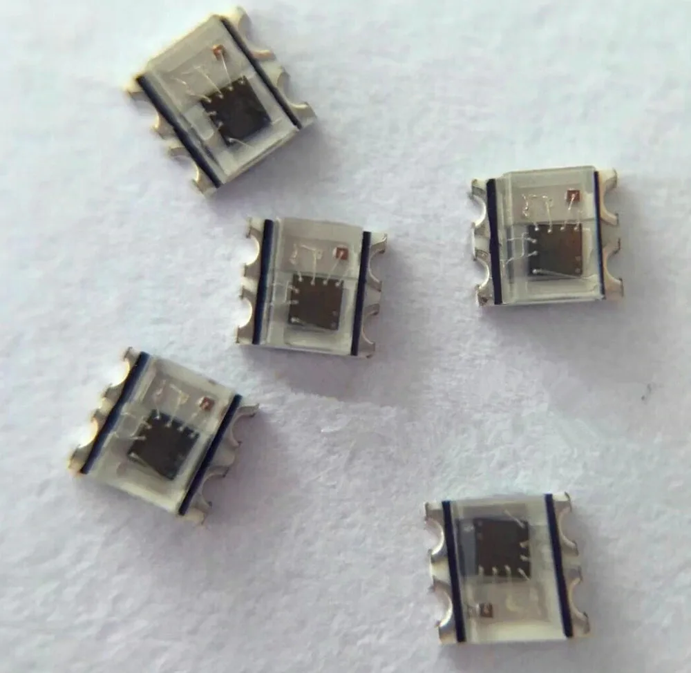 Pět miniaturních adresovatelných RGB LED WS2812 o velikosti 2 × 2 mm
