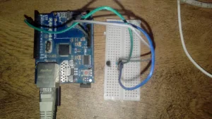 Arduino deska propojená vodiči s nepájivým kontaktním polem pro termostat