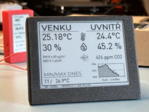 ePaper displej v rámečku zobrazuje údaje meteostanice a grafy