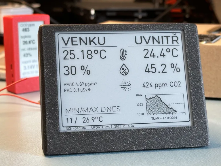 ePaper displej v rámečku zobrazuje údaje meteostanice a grafy