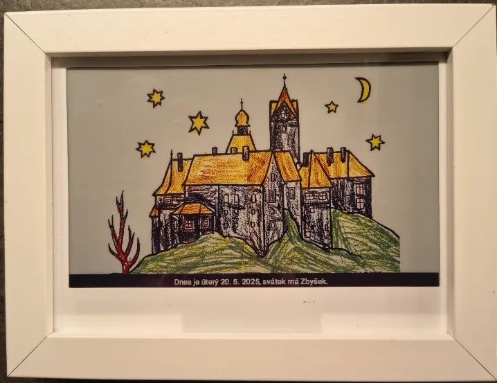 Webový editor zobrazuje barevnou ilustraci hradu se sluncem a měsícem