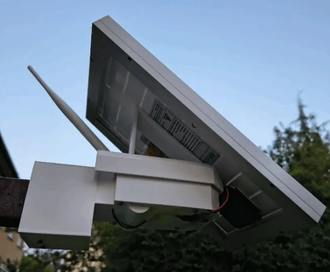 Solární panel je zároveň i krytím před přímým slunečním světlem.