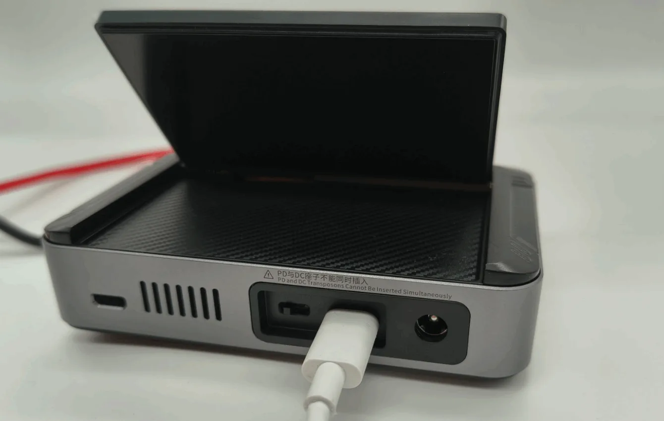 Fnirsy DPS-150 - vstupní konektory: USB-C a DC vstup s přepínačem vstupu