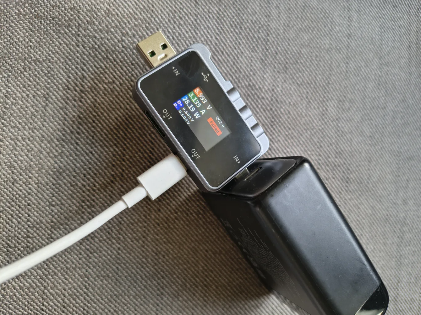 Vyzkoušel jsem USB tester FNIRSI FNAC-28. Levný a zajímavý tester, který ale nepodporuje jeden důležitý protokol rychlého nabíjení.