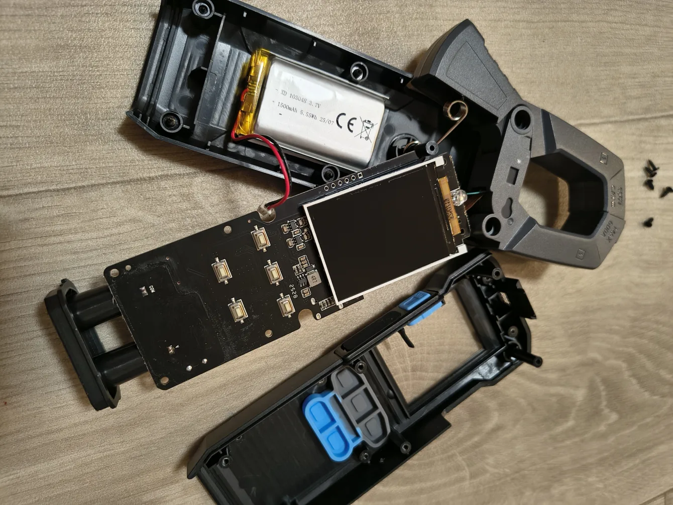 Vyzkoušel jsem FNIRSI DMC-100. Klešťový multimetr.