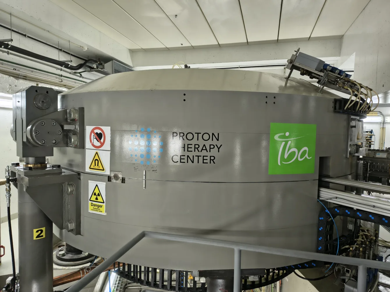 Momentálně uzavřený cyklotron. V něm se protonový svazek urychluje na potřebnou energii.