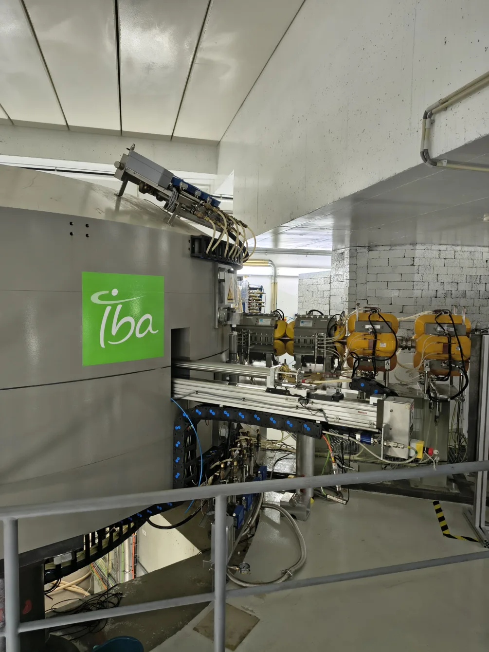 Magnety vzájemně pootevřené proti sobě sloužící k usměrnění paprsku protonů.